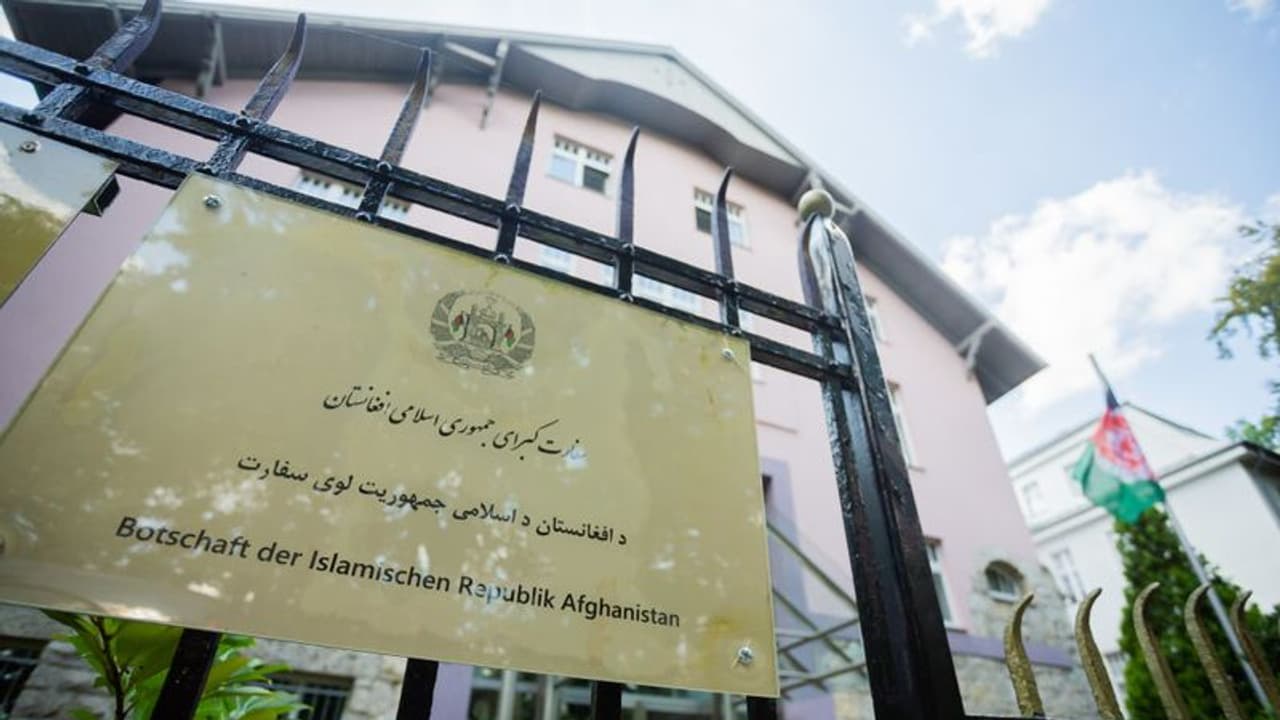 അഭയാര്‍ത്ഥിയാക്കാമോ, ജോലി ചെയ്യുന്ന രാജ്യത്തോട് അഫ്ഗാന്‍ അംബാസഡര്‍മാര്‍ കെഞ്ചിപ്പറയുന്നു