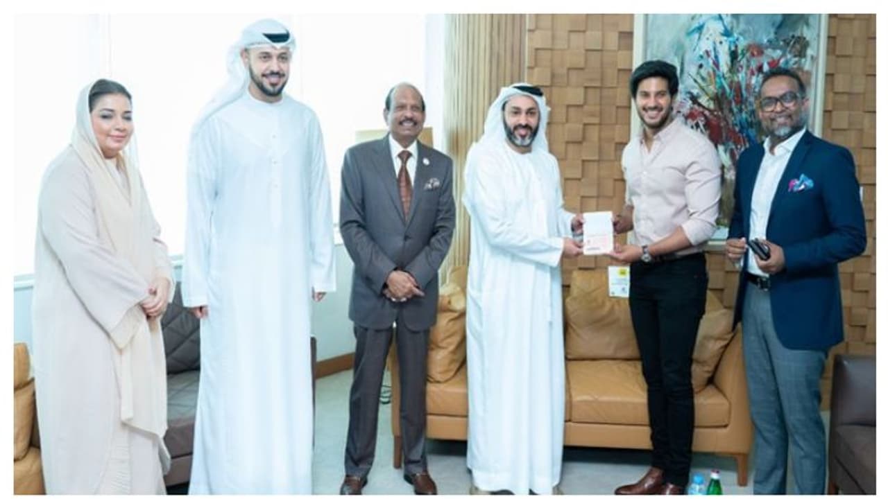 മമ്മൂട്ടിക്ക് പിന്നാലെ ദുല്ഖര് സല്മാനും ഗോള്ഡന് വിസ സ്വീകരിച്ചു മമ്മൂട്ടിക്ക് പിന്നാലെ ദുല്ഖര് സല്മാനും ഗോള്ഡന് വിസ സ്വീകരിച്ചു