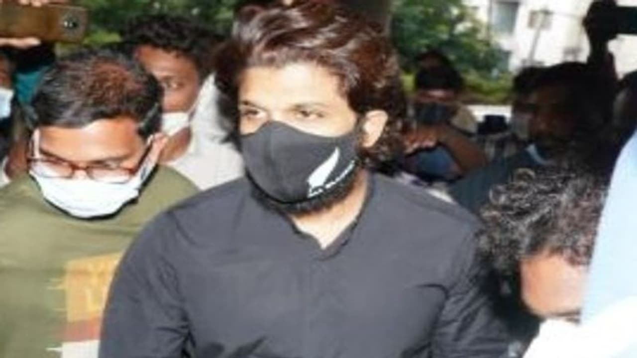 సాయిధరమ్తేజ్ని పరామర్శించిన అల్లు అర్జున్.. ఫోటోలు వైరల్ సాయిధరమ్తేజ్ని పరామర్శించిన అల్లు అర్జున్.. ఫోటోలు వైరల్