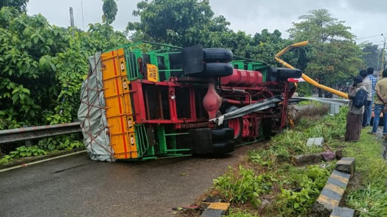 హైదరాబాద్ శివారులో యాక్సిడెంట్... కారును ఢీకొని లారీ డ్రైవర్ మృతి హైదరాబాద్ శివారులో యాక్సిడెంట్... కారును ఢీకొని లారీ డ్రైవర్ మృతి