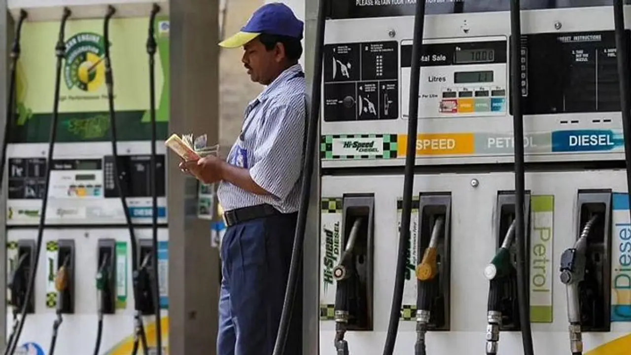 Petrol Diesel Price in India : कच्चे तेल की कीमतों में बड़ी गिरावट, सरकारी कंपनियां पुराने रेट पर अड़ी