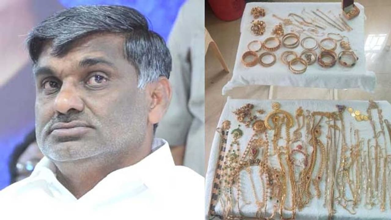 மலைக்க வைக்கும் நகைகள்.. 9 சொகுசு கார்கள்.. கே.சி.வீரமணி வீட்டில் கிடைத்த பொருட்கள் என்னென்ன தெரியுமா? மலைக்க வைக்கும் நகைகள்.. 9 சொகுசு கார்கள்.. கே.சி.வீரமணி வீட்டில் கிடைத்த பொருட்கள் என்னென்ன தெரியுமா?