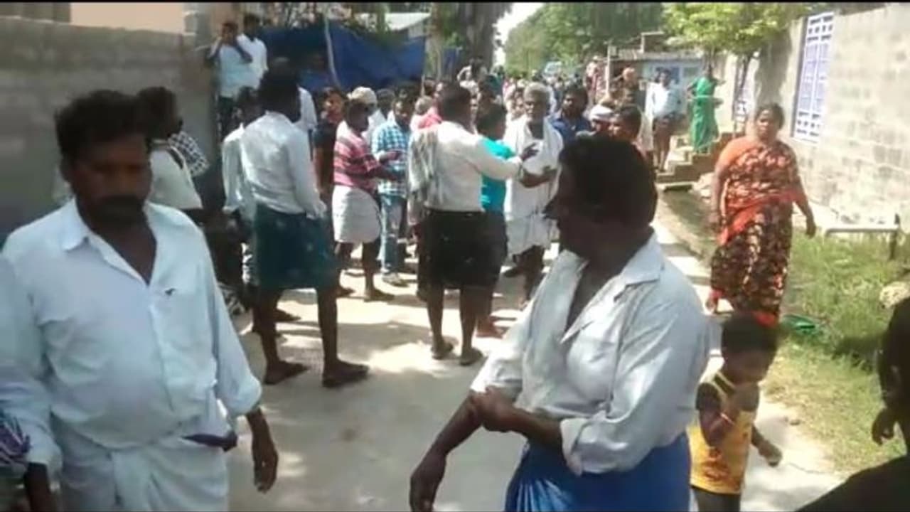 గుంటూరు జిల్లాలో ఉద్రిక్తత... కత్తులు, కర్రలతో వైసిపి, టిడిపి శ్రేణుల వీరంగం (వీడియో) గుంటూరు జిల్లాలో ఉద్రిక్తత... కత్తులు, కర్రలతో వైసిపి, టిడిపి శ్రేణుల వీరంగం (వీడియో)