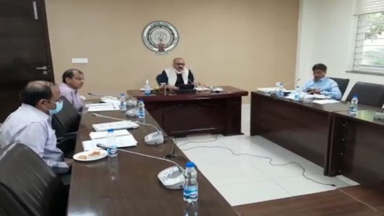 స్థానిక సంస్థల ఓట్ల లెక్కింపు... కలెక్టర్లు, ఎస్పీలకు సీఎస్ కీలక ఆదేశాలు స్థానిక సంస్థల ఓట్ల లెక్కింపు... కలెక్టర్లు, ఎస్పీలకు సీఎస్ కీలక ఆదేశాలు