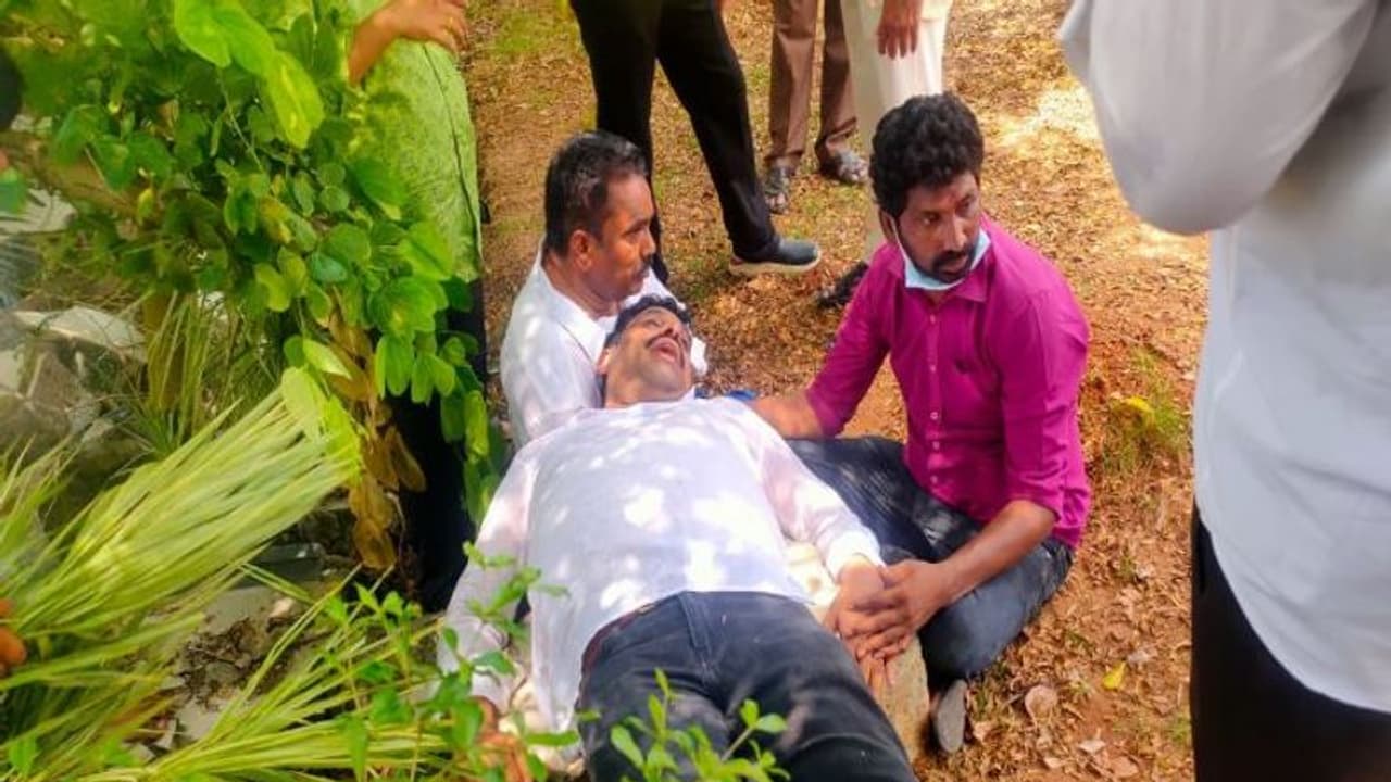 చంద్రబాబు ఇంటి వద్ద టెన్షన్ టెన్షన్: టీడీపీ, వైసీపీ కార్యకర్తల మధ్య ఘర్షణ చంద్రబాబు ఇంటి వద్ద టెన్షన్ టెన్షన్: టీడీపీ, వైసీపీ కార్యకర్తల మధ్య ఘర్షణ