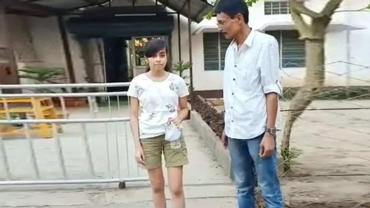 शॉट्स पहनकर गई लड़की को रोक दिया, फिर पर्दा लपेटकर दिया एग्जाम..चौंकाने वाली है पूरी कहानी शॉट्स पहनकर गई लड़की को रोक दिया, फिर पर्दा लपेटकर दिया एग्जाम..चौंकाने वाली है पूरी कहानी