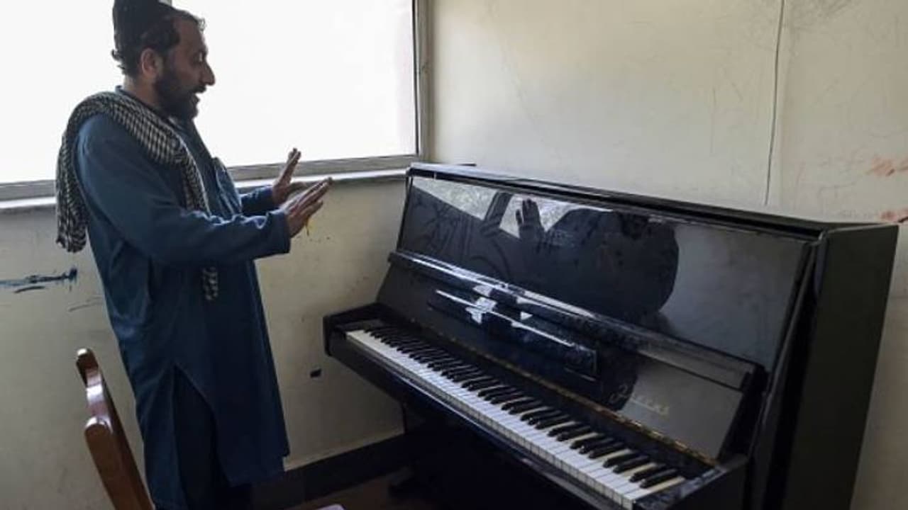 ചരിത്രം ആവർത്തിക്കുമോ എന്ന ഭയം, ആറ് അഫ്ഗാൻ ഗായകർ പാക്കിസ്ഥാനിലേക്ക് ഒളിച്ച് രക്ഷപ്പെട്ടു ചരിത്രം ആവർത്തിക്കുമോ എന്ന ഭയം, ആറ് അഫ്ഗാൻ ഗായകർ പാക്കിസ്ഥാനിലേക്ക് ഒളിച്ച് രക്ഷപ്പെട്ടു