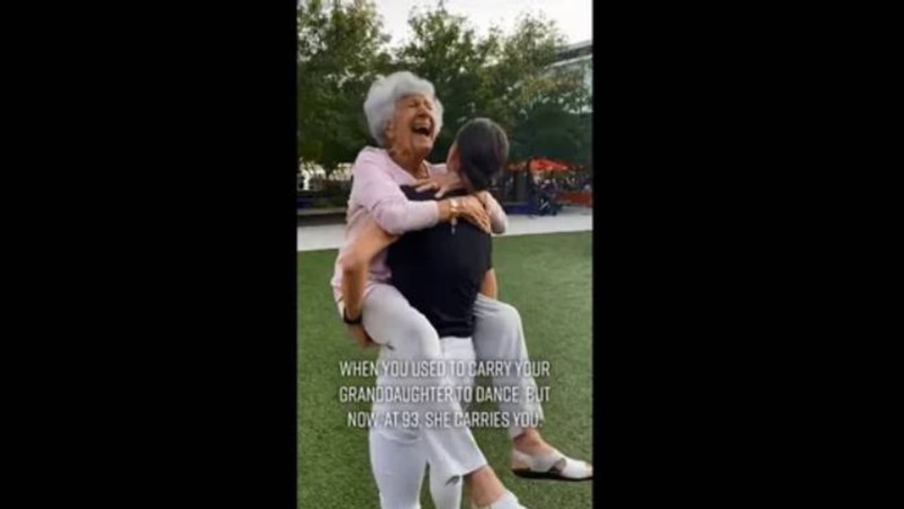 93 കാരിയായ മുത്തശ്ശിയെ എടുത്ത് ഡാൻസ് ചെയ്യുന്ന കൊച്ചുമകൾ, വൈറലായി വീഡിയോ 93 കാരിയായ മുത്തശ്ശിയെ എടുത്ത് ഡാൻസ് ചെയ്യുന്ന കൊച്ചുമകൾ, വൈറലായി വീഡിയോ