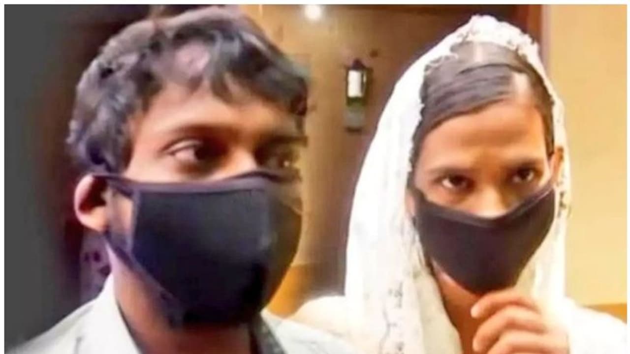 వామ్మో.. 10ఏళ్లు గర్ల్ఫ్రెండ్ను ఇంట్లోనే దాచాడు.. ఎట్టకేలకు వివాహం వామ్మో.. 10ఏళ్లు గర్ల్ఫ్రెండ్ను ఇంట్లోనే దాచాడు.. ఎట్టకేలకు వివాహం