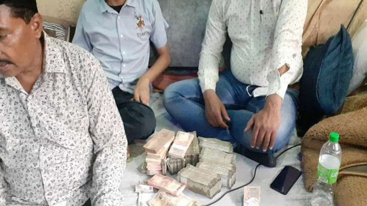 தமிழ்நாட்டில் அரசு அலுவலகங்களில் அதிரடி ரெய்டு.. ரூ.26.99 லட்சம் ரொக்கப்பணம் பறிமுதல்…! தமிழ்நாட்டில் அரசு அலுவலகங்களில் அதிரடி ரெய்டு.. ரூ.26.99 லட்சம் ரொக்கப்பணம் பறிமுதல்…!