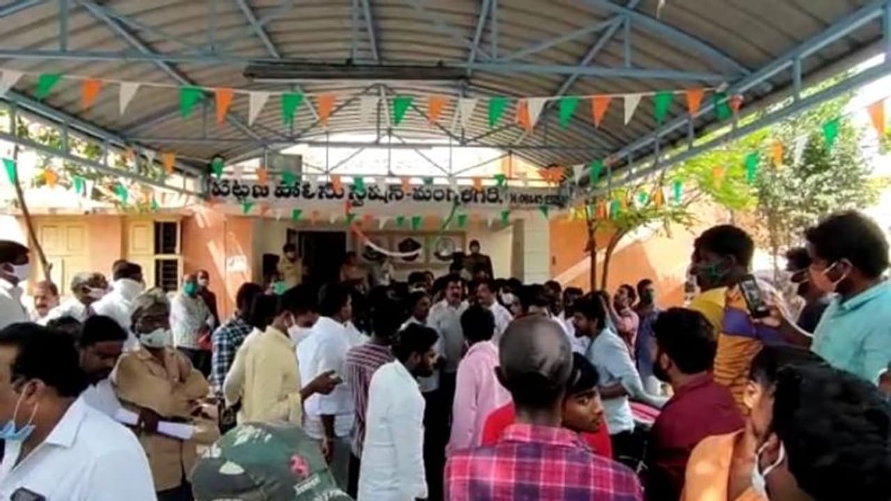 మంగళగిరి పోలీస్ స్టేషన్లో జోగి రమేష్... టిడిపి శ్రేణులు భారీగా పోగవడంతో ఉద్రిక్తత, గేటుకు తాళం మంగళగిరి పోలీస్ స్టేషన్లో జోగి రమేష్... టిడిపి శ్రేణులు భారీగా పోగవడంతో ఉద్రిక్తత, గేటుకు తాళం