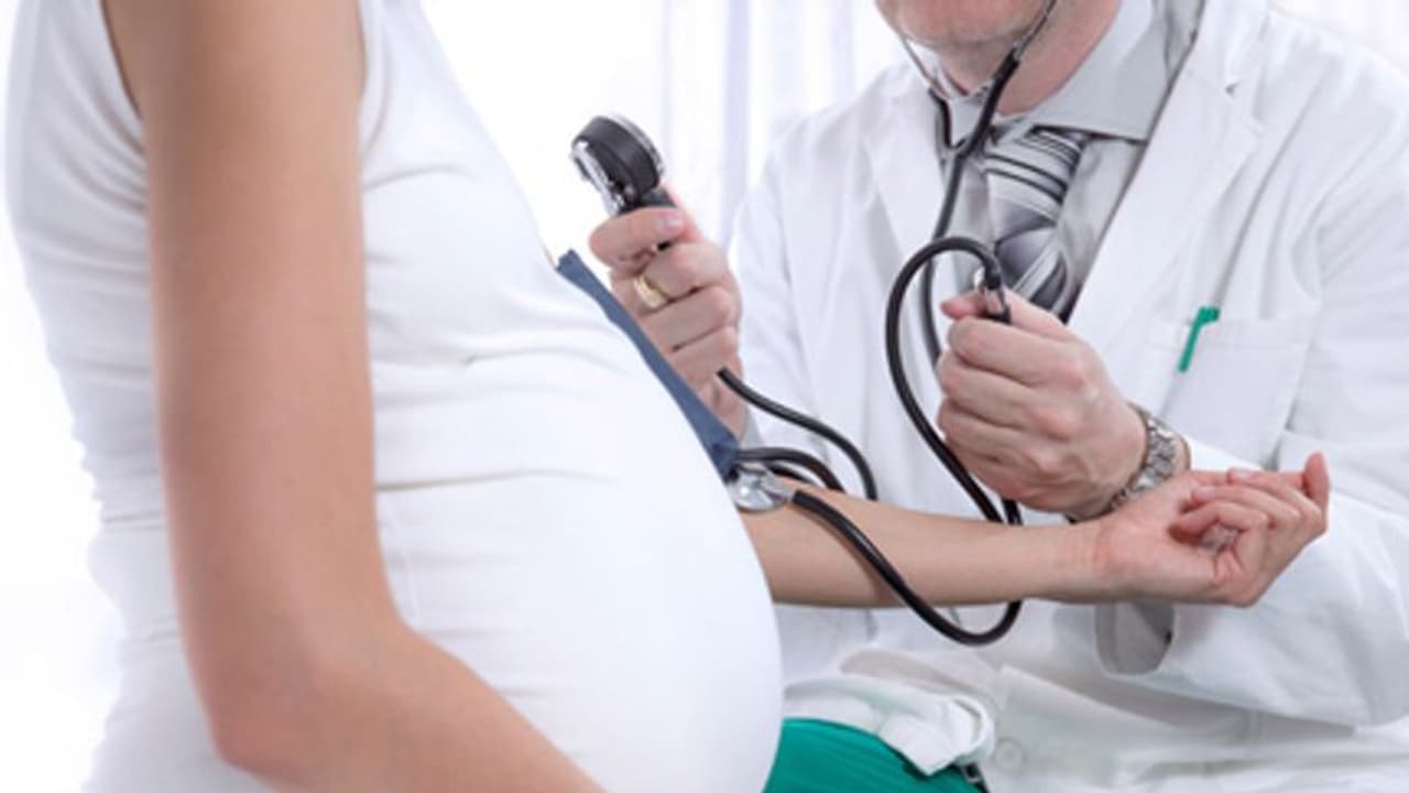 சிகிச்சைக்கு வந்த பெண்களை ஏமாற்றி கர்ப்பமாக்கிய பொல்லாத டாக்டர்.. சொந்த விந்தணுவை செலுத்தி செய்த பயங்கரம்.