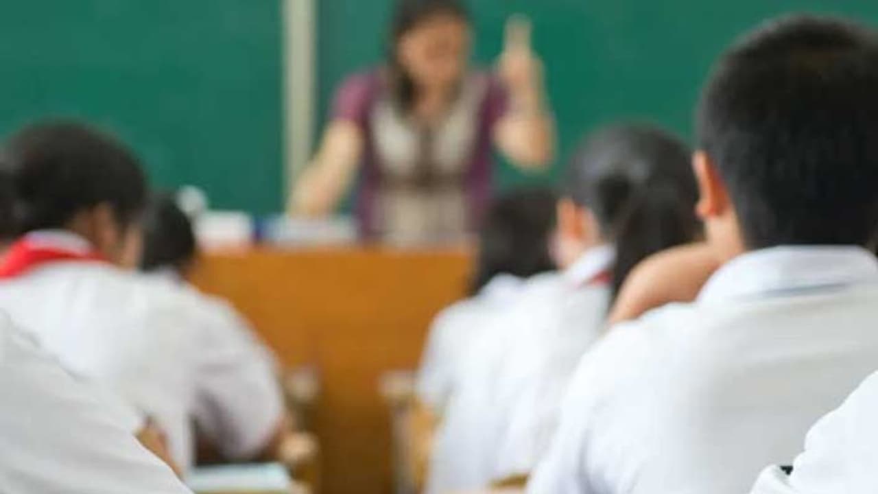 பள்ளி வகுப்பறையில் மயங்கி விழுந்து மாணவன் உயிரிழப்பு.. அதிர்ச்சியில் ஆசிரியர்கள்.. கதறி துடித்த பெற்றோர்..! பள்ளி வகுப்பறையில் மயங்கி விழுந்து மாணவன் உயிரிழப்பு.. அதிர்ச்சியில் ஆசிரியர்கள்.. கதறி துடித்த பெற்றோர்..!