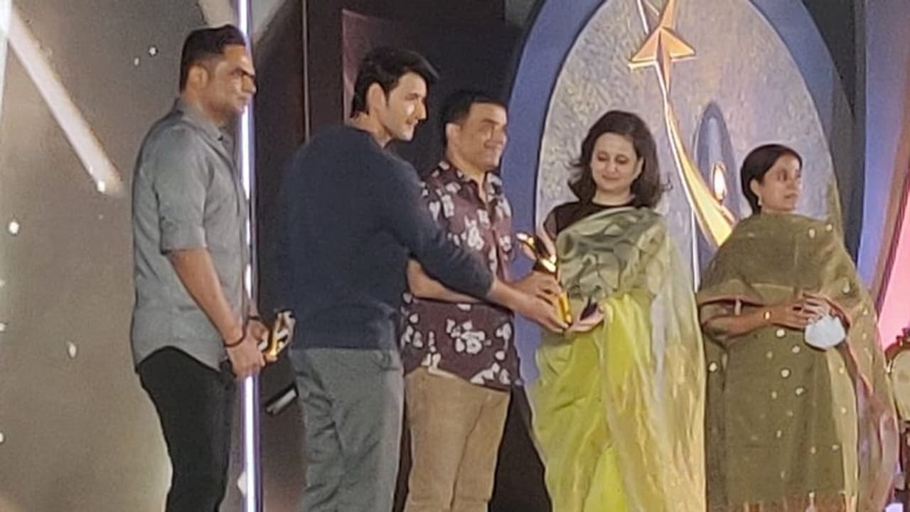 సాక్షి ఎక్స్లెన్స్ అవార్డ్స్: ఉత్తమ నటుడు అవార్డు కైవసం చేసుకున్న సూపర్ స్టార్ మహేష్! సాక్షి ఎక్స్లెన్స్ అవార్డ్స్: ఉత్తమ నటుడు అవార్డు కైవసం చేసుకున్న సూపర్ స్టార్ మహేష్!