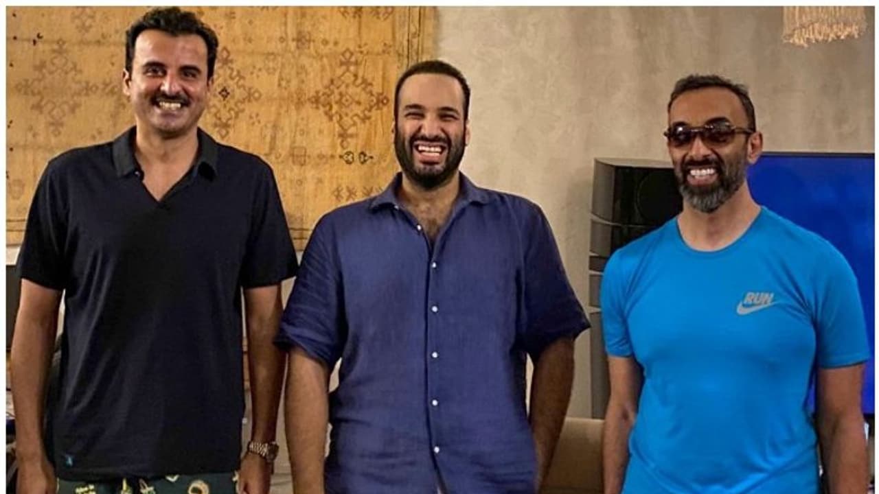 ടീഷര്ട്ടും ഷോര്ട്സും ധരിച്ച് പുഞ്ചിരിച്ച് ഖത്തര് അമീറും സൗദി കിരീടാവകാശിയും; ഫോട്ടോ വൈറല് ടീഷര്ട്ടും ഷോര്ട്സും ധരിച്ച് പുഞ്ചിരിച്ച് ഖത്തര് അമീറും സൗദി കിരീടാവകാശിയും; ഫോട്ടോ വൈറല്