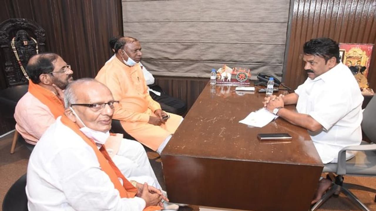 నిమజ్జనం : ప్రజలు పండుగలను సంతోషంగా జరుపుకోవాలి.. అదే ప్రభుత్వ ఆలోచన... తలసాని నిమజ్జనం : ప్రజలు పండుగలను సంతోషంగా జరుపుకోవాలి.. అదే ప్రభుత్వ ఆలోచన... తలసాని