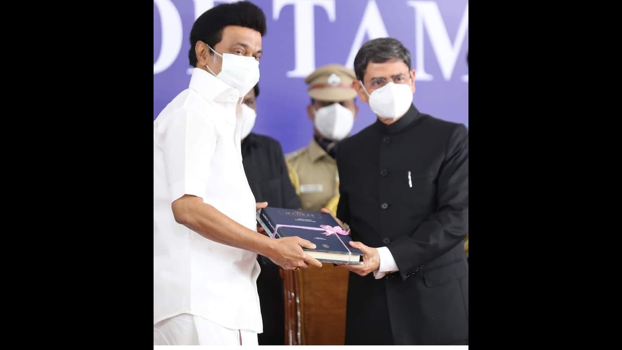 கெத்தா முதல்வர் ஸ்டாலின் ஆளுநருக்கு கொடுத்த 2 பரிசு.. அது எது சம்பந்தமானது தெரியுமா..?? கெத்தா முதல்வர் ஸ்டாலின் ஆளுநருக்கு கொடுத்த 2 பரிசு.. அது எது சம்பந்தமானது தெரியுமா..??