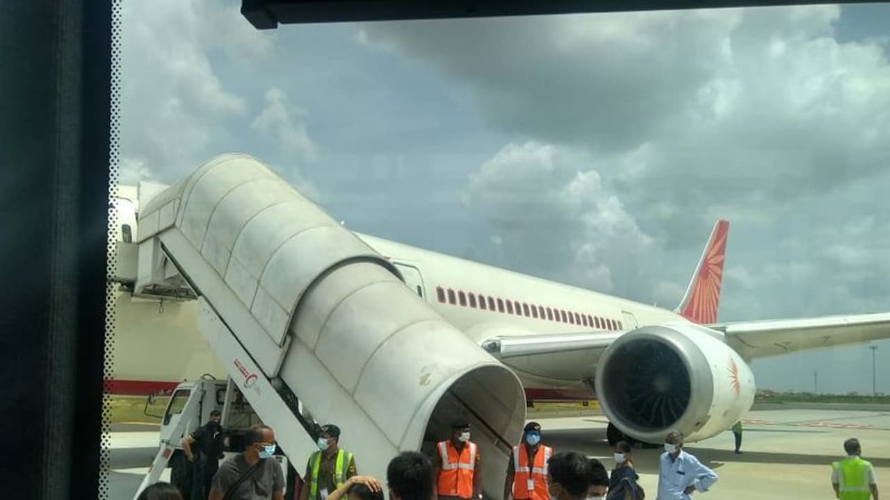 நடுவானில் பறந்த விமானத்தில் திடீர் இயந்திர கோளாறு.. பதறிய விமானி.. அலறிய 123 உயிர்கள்.. பின்னர் நடந்தது என்ன? நடுவானில் பறந்த விமானத்தில் திடீர் இயந்திர கோளாறு.. பதறிய விமானி.. அலறிய 123 உயிர்கள்.. பின்னர் நடந்தது என்ன?