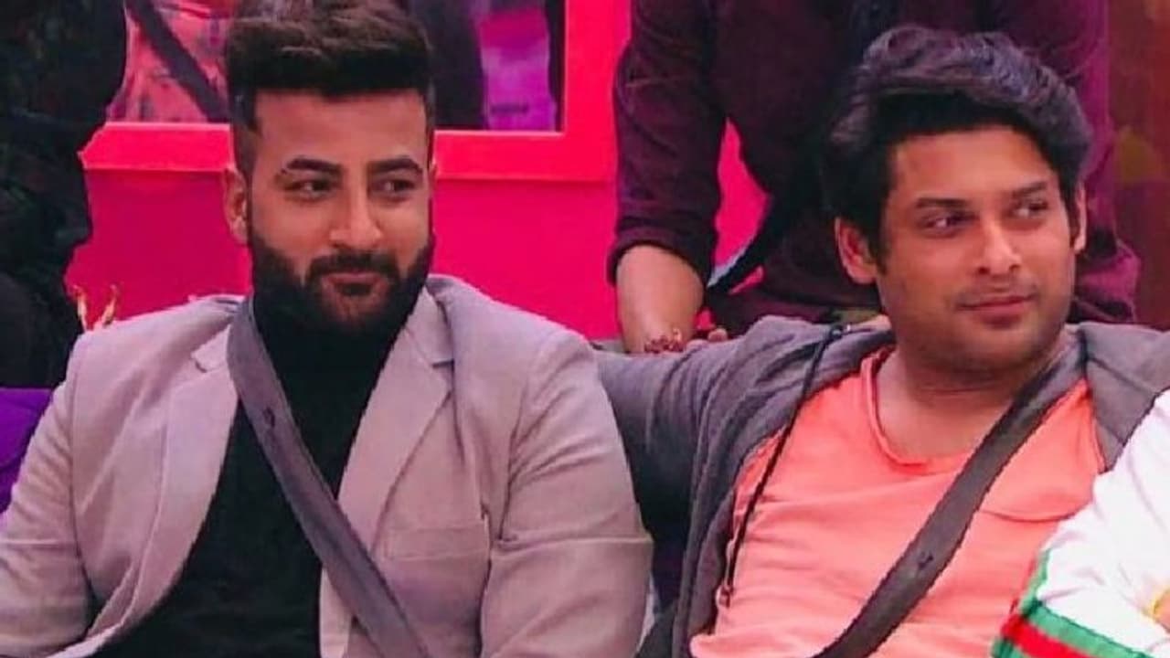 സിദ്ധാര്ത്ഥിന്റെ മുഖം കയ്യില് ടാറ്റൂ ചെയ്ത് ഷെഹനാസിന്റെ സഹോദരന് സിദ്ധാര്ത്ഥിന്റെ മുഖം കയ്യില് ടാറ്റൂ ചെയ്ത് ഷെഹനാസിന്റെ സഹോദരന്