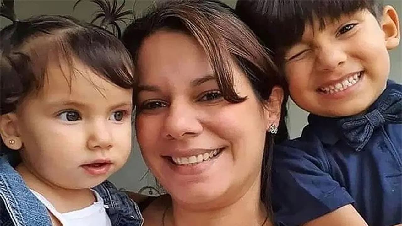 കുട്ടികള്ക്ക് മുലപ്പാല്, തനിക്ക് മൂത്രം; നടുക്കടലില്പ്പെട്ട കുട്ടികളെ രക്ഷിക്കാന് അമ്മ ജീവന് ബലിനല്കി കുട്ടികള്ക്ക് മുലപ്പാല്, തനിക്ക് മൂത്രം; നടുക്കടലില്പ്പെട്ട കുട്ടികളെ രക്ഷിക്കാന് അമ്മ ജീവന് ബലിനല്കി