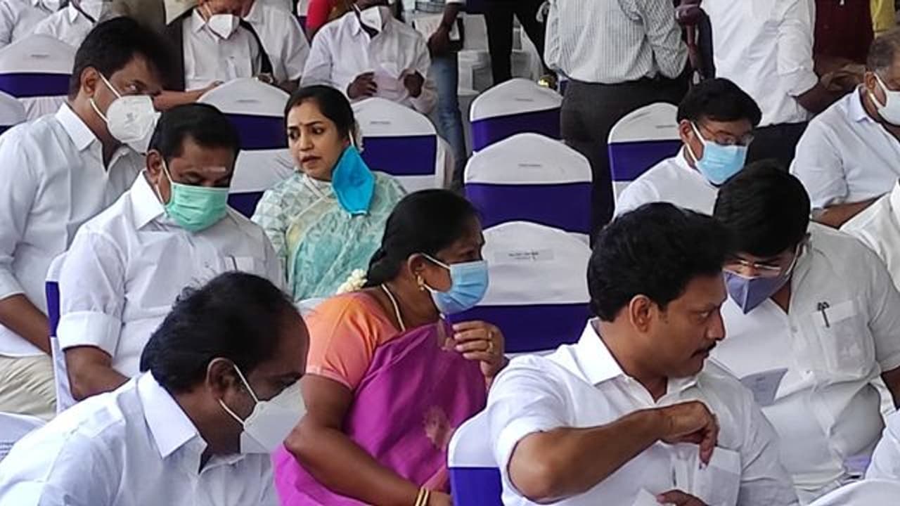 திமுக அமைச்சர்களுக்கு நடுவில் தனியாளாய் எடப்பாடி பழனிச்சாமி.. ரத்தத்தின் ரத்தங்களை சோகத்தில் ஆழ்த்தும் போட்டோ.