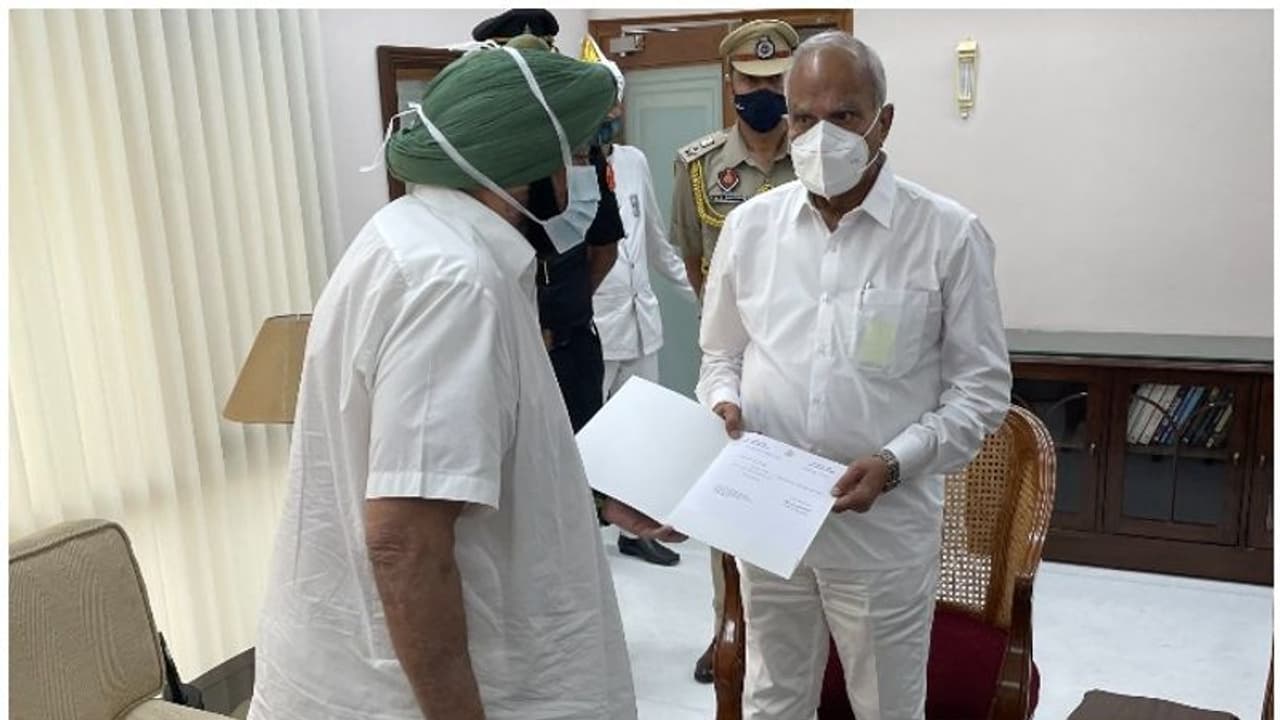 సిద్ధూతో గొడవ: పంజాబ్ సీఎం కెప్టెన్ అమరీందర్ సింగ్ రాజీనామా సిద్ధూతో గొడవ: పంజాబ్ సీఎం కెప్టెన్ అమరీందర్ సింగ్ రాజీనామా