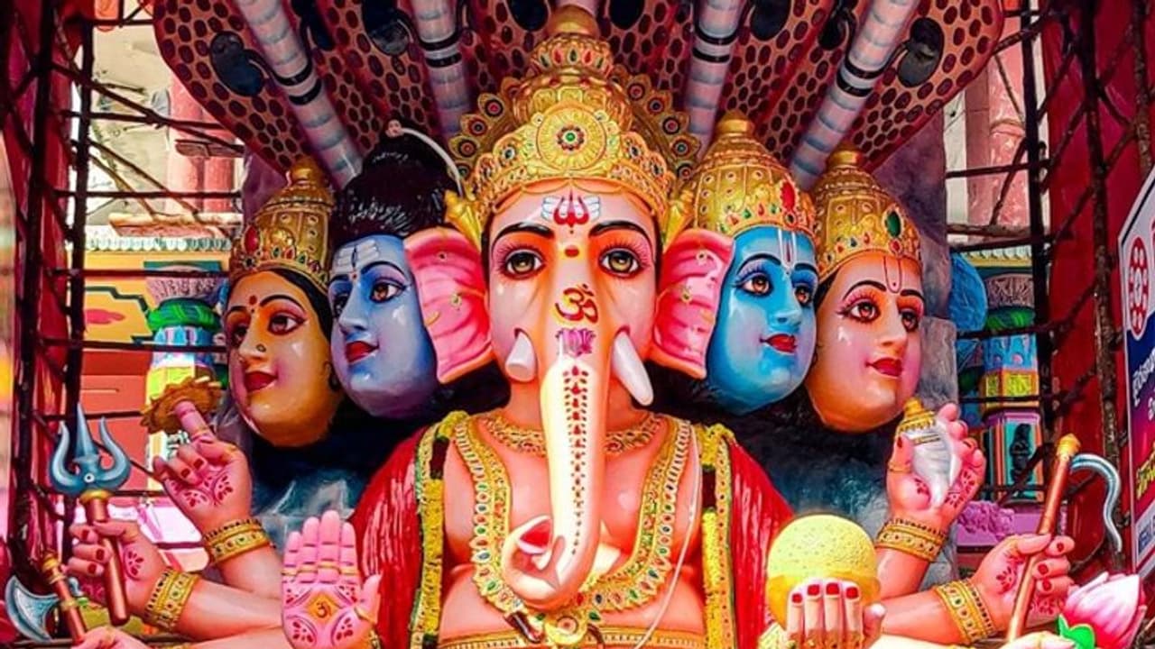 హైద్రాబాద్లో గణేష్ నిమజ్జనం: ప్రారంభమైన ఖైరతాబాద్ వినాయక శోభాయాత్ర హైద్రాబాద్లో గణేష్ నిమజ్జనం: ప్రారంభమైన ఖైరతాబాద్ వినాయక శోభాయాత్ర