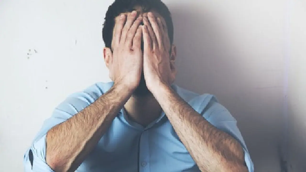 ಹುಡುಗಿ ಸಿಗ್ತಿಲ್ಲ ಎಂದು ಖಿನ್ನತೆಗೊಳಗಾದ ವ್ಯಕ್ತಿ ಹುಡುಗಿ ಸಿಗ್ತಿಲ್ಲ ಎಂದು ಖಿನ್ನತೆಗೊಳಗಾದ ವ್ಯಕ್ತಿ