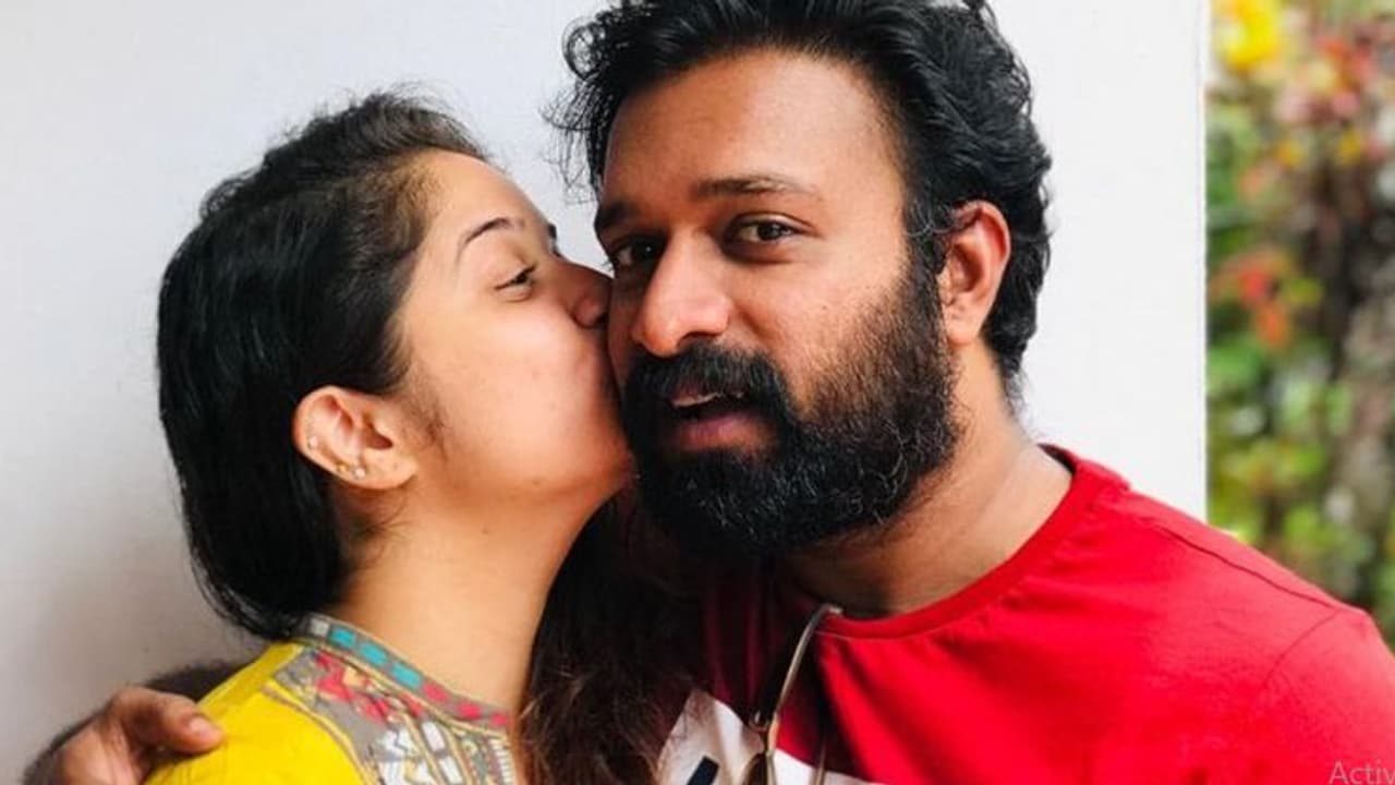 'ആയിരങ്ങളുടെ ഹൃദയം കവർന്നതിൽ അത്ഭുതമില്ല'; സജിന് ഹൃദയചുംബനം നൽകി ഷഫ്ന