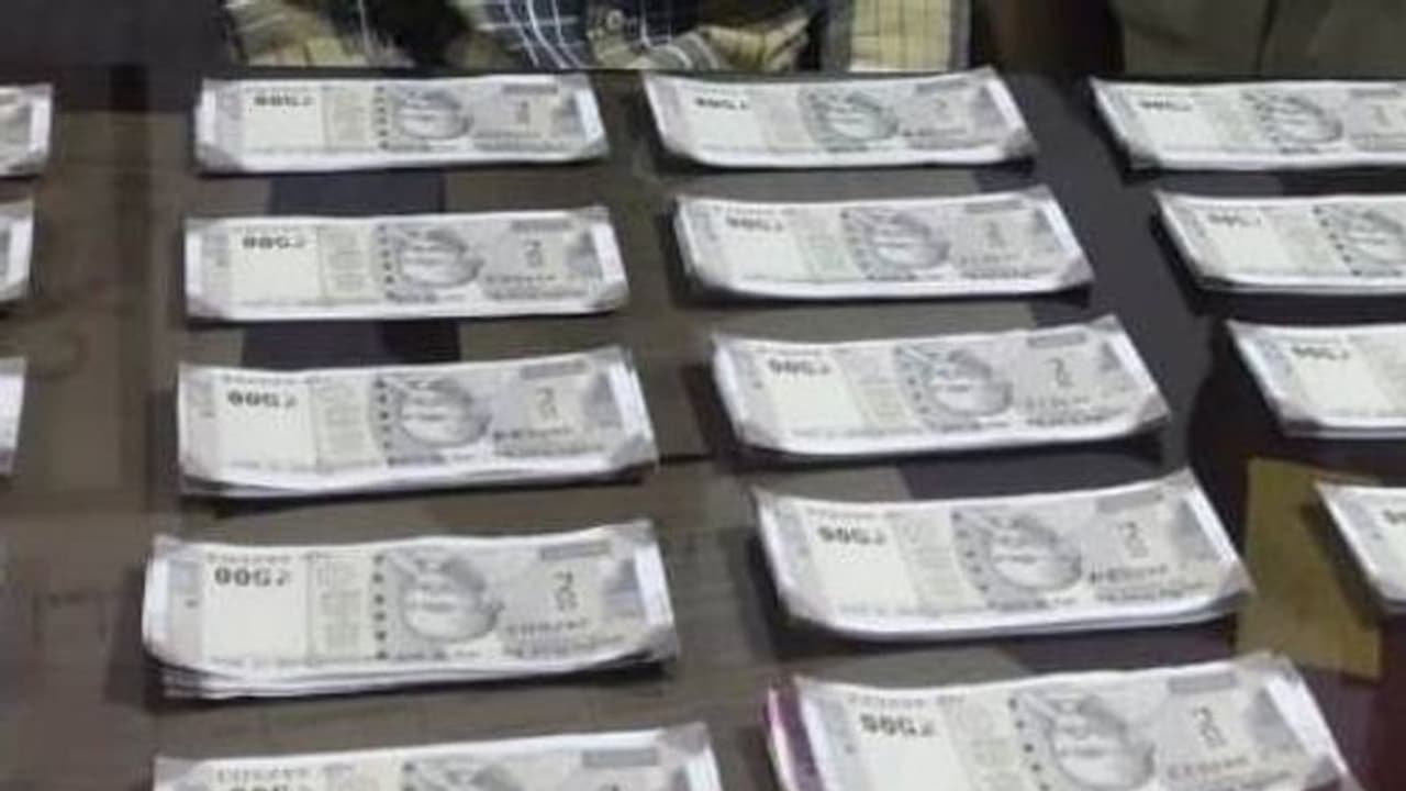 കൂത്താട്ടുകുളത്ത് വീട് വാടകയ്ക്ക് എടുത്ത് കള്ള നോട്ട് നിർമ്മിച്ച കേസിൽ മുഖ്യപ്രതി പിടിയിൽ കൂത്താട്ടുകുളത്ത് വീട് വാടകയ്ക്ക് എടുത്ത് കള്ള നോട്ട് നിർമ്മിച്ച കേസിൽ മുഖ്യപ്രതി പിടിയിൽ