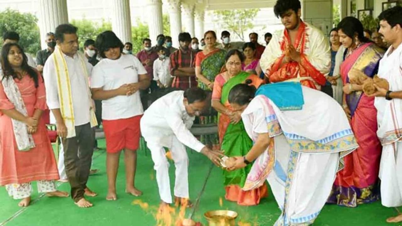 ప్రగతిభవన్లో గణపతి హోమం.. పాల్గొన్న సీఎం కేసీఆర్, కేటీఆర్ దంపతులు ప్రగతిభవన్లో గణపతి హోమం.. పాల్గొన్న సీఎం కేసీఆర్, కేటీఆర్ దంపతులు