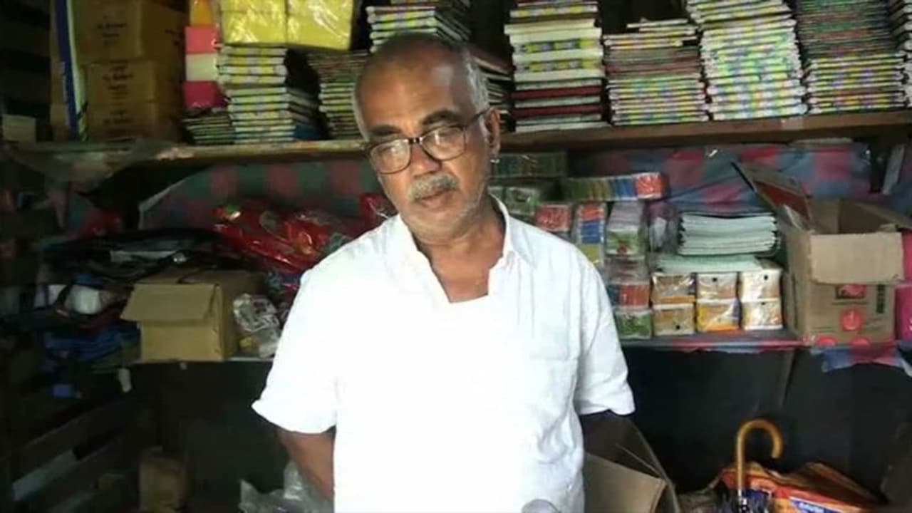 സിനിമാ സ്റ്റൈലിൽ ബൈക്കിലെത്തി മുണ്ടുകൊണ്ട് മുഖംമറച്ച് കവർച്ച; വ്യാപാരിക്ക് നഷ്ടമായത് 25000 രൂപ