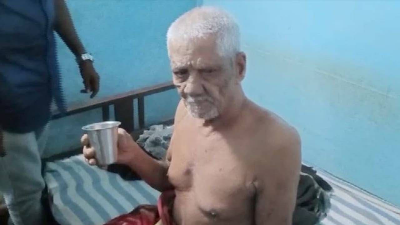 വൃദ്ധനോട് മക്കളുടെ ക്രൂരത; സ്വത്തുക്കൾ എഴുതി വാങ്ങി, ഭക്ഷണം പോലും നൽകാതെ മുറിയിൽ പൂട്ടിയിട്ടു വൃദ്ധനോട് മക്കളുടെ ക്രൂരത; സ്വത്തുക്കൾ എഴുതി വാങ്ങി, ഭക്ഷണം പോലും നൽകാതെ മുറിയിൽ പൂട്ടിയിട്ടു