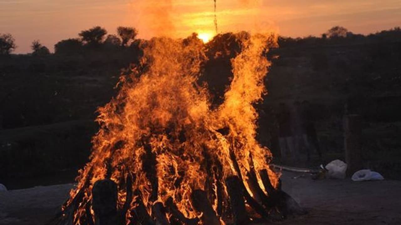 কেন বারবার টার্গেট পরিযায়ী শ্রমিকরা, একের পর এক রহস্য মৃত্যুতে ছড়াচ্ছে আতঙ্ক কেন বারবার টার্গেট পরিযায়ী শ্রমিকরা, একের পর এক রহস্য মৃত্যুতে ছড়াচ্ছে আতঙ্ক