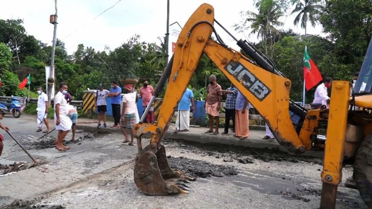കാലടി പാലത്തിലെ കുഴി, നാട്ടുകാരുടെ സമരത്തോടെ പരിഹാരം, അറ്റകുറ്റപണി തുടങ്ങി, എംഎല്എയെ നാട്ടുകാര് തടഞ്ഞു കാലടി പാലത്തിലെ കുഴി, നാട്ടുകാരുടെ സമരത്തോടെ പരിഹാരം, അറ്റകുറ്റപണി തുടങ്ങി, എംഎല്എയെ നാട്ടുകാര് തടഞ്ഞു