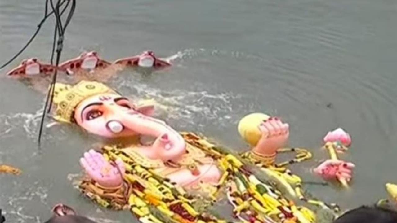 హైదరాబాద్ గణేశ్ నిమజ్జనం.. గంగమ్మ ఒడికి చేరిన ఖైరతాబాద్ మహాగణపతి హైదరాబాద్ గణేశ్ నిమజ్జనం.. గంగమ్మ ఒడికి చేరిన ఖైరతాబాద్ మహాగణపతి