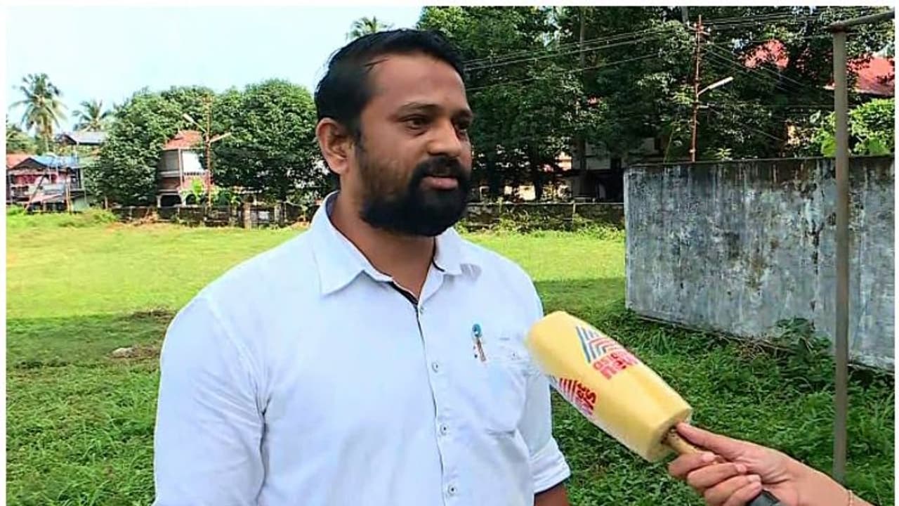 കരുവന്നൂര് ബാങ്ക് തട്ടിപ്പ്: പരാതിക്കാരനെ കാണാനില്ല; മൊബൈലിലും കിട്ടുന്നില്ല, പരാതിയുമായി ബന്ധുക്കള് കരുവന്നൂര് ബാങ്ക് തട്ടിപ്പ്: പരാതിക്കാരനെ കാണാനില്ല; മൊബൈലിലും കിട്ടുന്നില്ല, പരാതിയുമായി ബന്ധുക്കള്