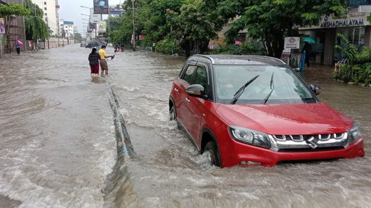 রাতভর বৃষ্টিতে নাজেহাল রাজ্যবাসী, জলমগ্ন উত্তর থেকে দক্ষিণের বিভিন্ন এলাকা