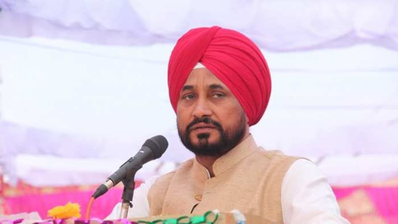 पंजाब के CM बने चरणजीत चन्नी: सिर्फ 40 लोगों को थी एंट्री, शपथ के बाद पहुंचे राहुल गांधी..नहीं आए कैप्टन पंजाब के CM बने चरणजीत चन्नी: सिर्फ 40 लोगों को थी एंट्री, शपथ के बाद पहुंचे राहुल गांधी..नहीं आए कैप्टन