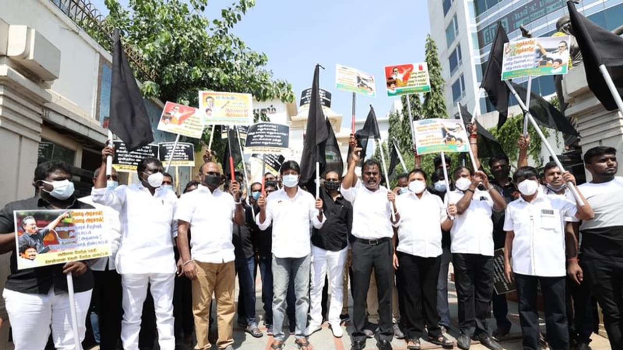 மோடிக்கு எதிராக உதயநிதி கருப்பு கொடி.. கேஸ் விலையில் இருந்து 100 ரூபாய் குறைக்க தமிழக அரசு நடவடிக்கை என தகவல்.