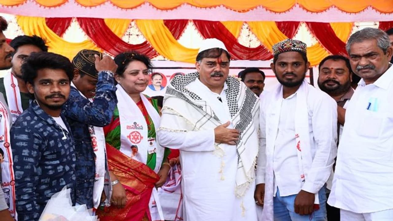 బీజేపీకి షాక్ : విశాఖ ఉక్కు పోరాటంలో పవన్ పాల్గొంటారు... నాదెండ్ల మనోహర్ బీజేపీకి షాక్ : విశాఖ ఉక్కు పోరాటంలో పవన్ పాల్గొంటారు... నాదెండ్ల మనోహర్