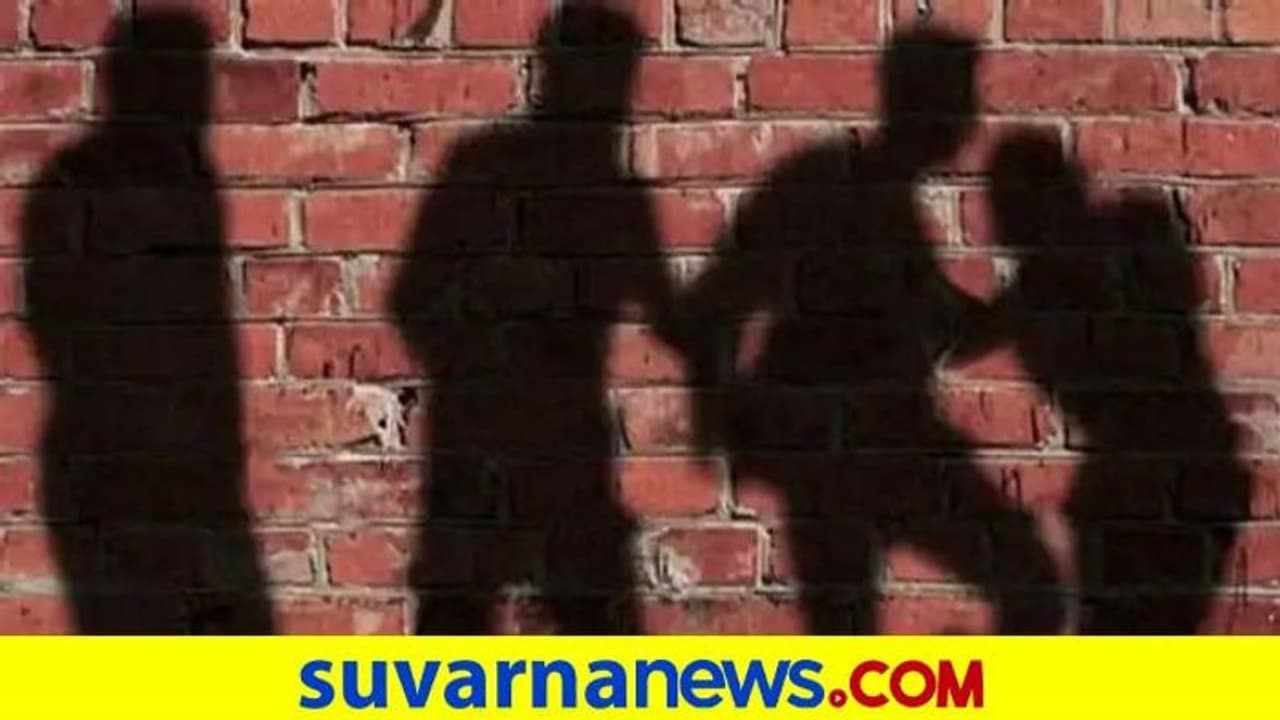 ಕಲಬುರಗಿ: ಲವ್ ಮಾಡಿ ಕೈಕೊಟ್ಟ ಪ್ರಿಯಕರನಿಗೆ ಗೂಸಾ ಕೊಟ್ಟ ಪ್ರೇಯಸಿ..! ಕಲಬುರಗಿ: ಲವ್ ಮಾಡಿ ಕೈಕೊಟ್ಟ ಪ್ರಿಯಕರನಿಗೆ ಗೂಸಾ ಕೊಟ್ಟ ಪ್ರೇಯಸಿ..!