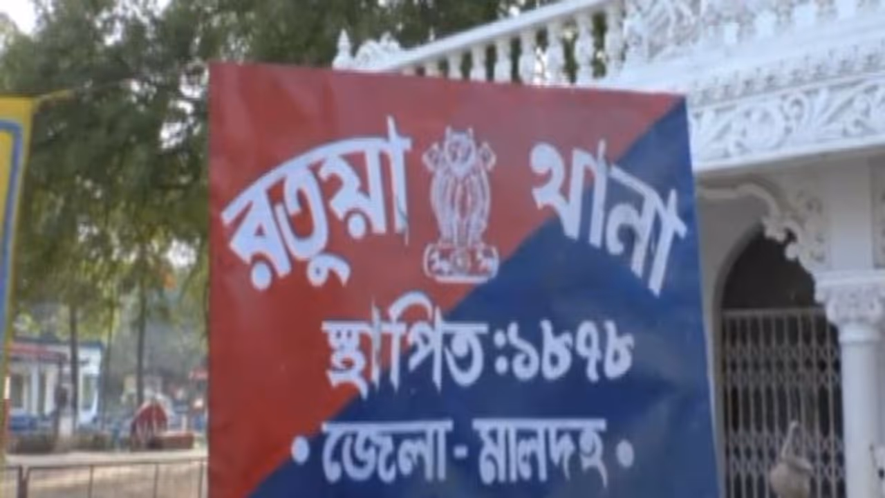 কিশোরীকে তুলে নিয়ে গিয়ে গণধর্ষণ, তৃণমূল ঘনিষ্ঠ অভিযুক্তদের বিরুদ্ধে ব্যবস্থা না নেওয়ার অভিযোগ মালদহে কিশোরীকে তুলে নিয়ে গিয়ে গণধর্ষণ, তৃণমূল ঘনিষ্ঠ অভিযুক্তদের বিরুদ্ধে ব্যবস্থা না নেওয়ার অভিযোগ মালদহে