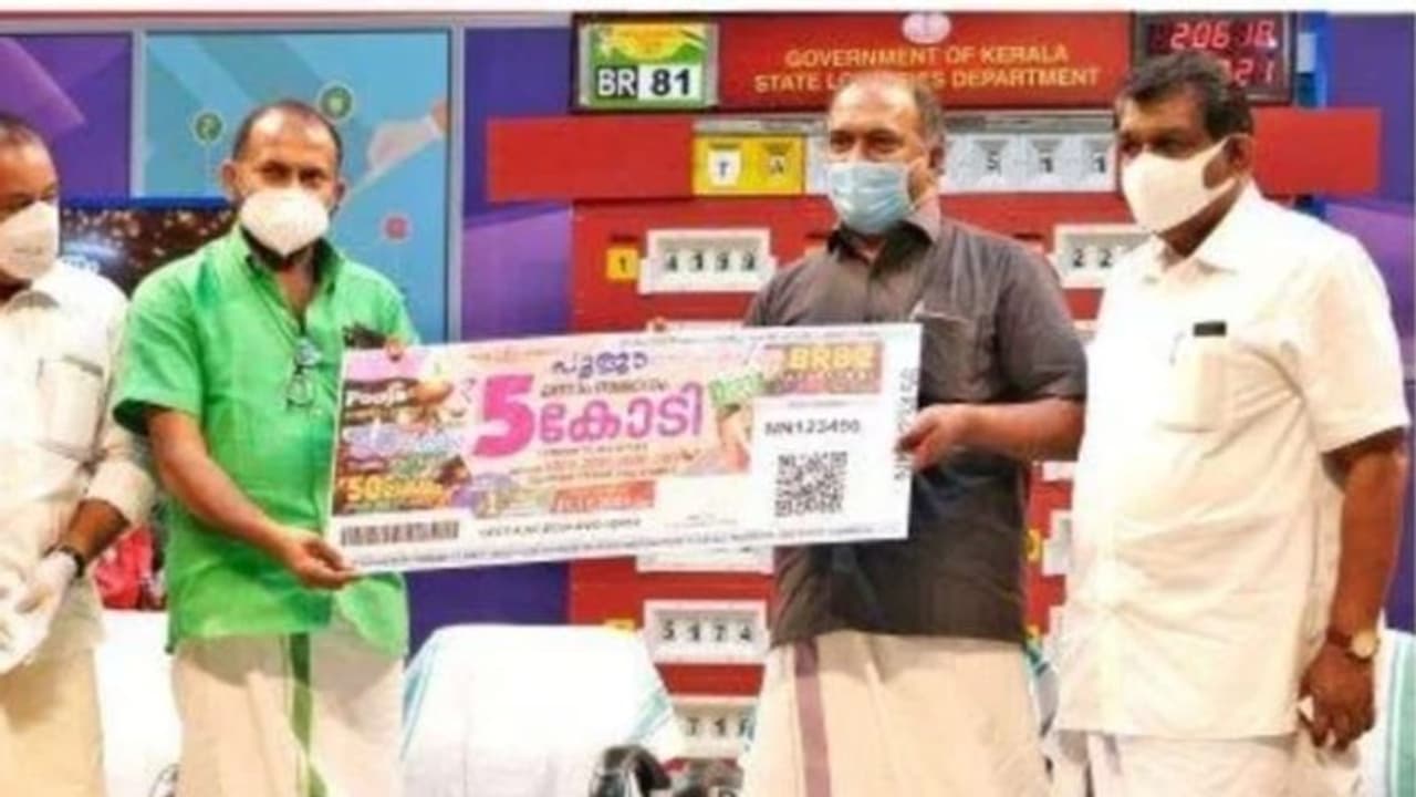 പൂജാ ബമ്പർ ടിക്കറ്റ് വിൽപ്പന ആരംഭിച്ചു; ഒന്നാം സമ്മാനം അഞ്ച് കോടി രൂപ പൂജാ ബമ്പർ ടിക്കറ്റ് വിൽപ്പന ആരംഭിച്ചു; ഒന്നാം സമ്മാനം അഞ്ച് കോടി രൂപ