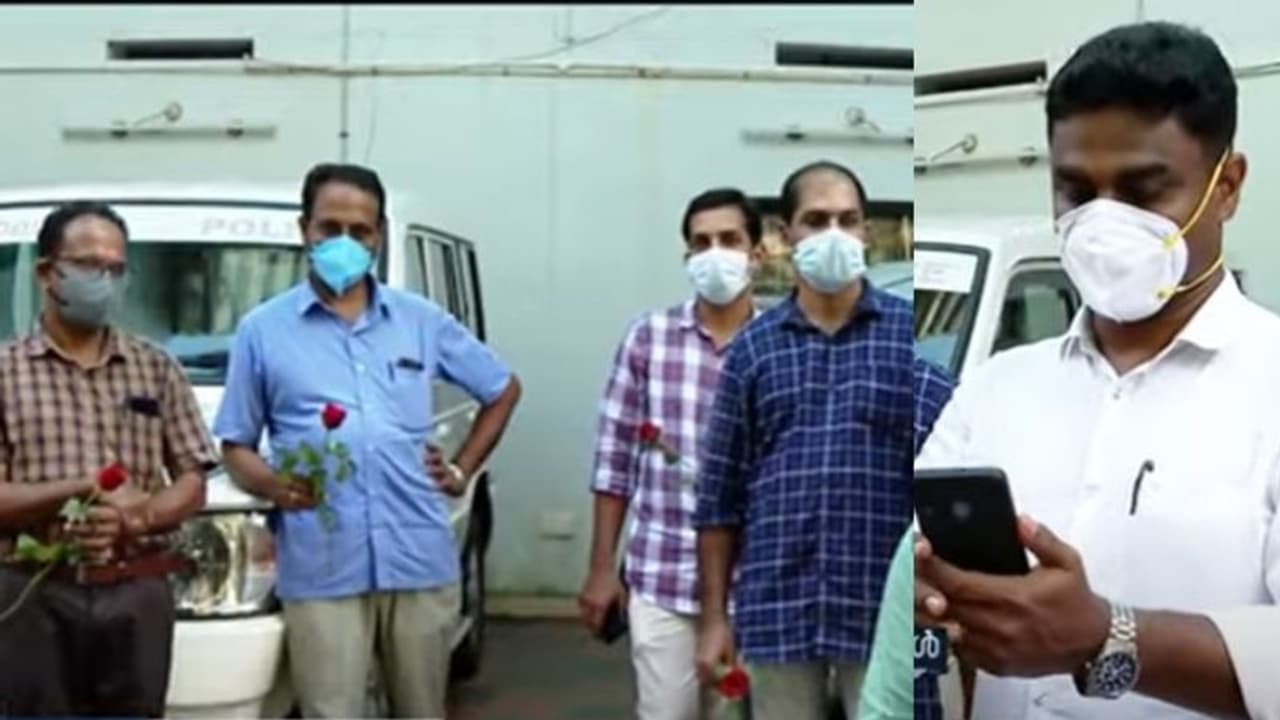 ടിക്കറ്റെടുത്തത് അഞ്ച് പേർ ചേർന്ന്; ഓണം ബമ്പറിന്റെ ഒരുകോടി തേടിയെത്തിയ പൊലീസുകാർ ടിക്കറ്റെടുത്തത് അഞ്ച് പേർ ചേർന്ന്; ഓണം ബമ്പറിന്റെ ഒരുകോടി തേടിയെത്തിയ പൊലീസുകാർ