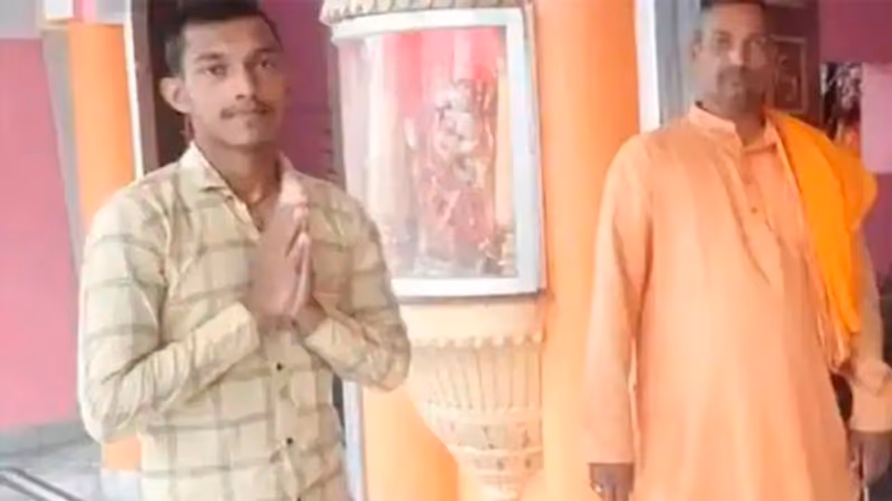 पिता घर घर जाकर करते पूजा, बेटे ने रचा इतिहास..बधाई देने वालों का लग रहा तांता..बोले बेटा हो तो ऐसा