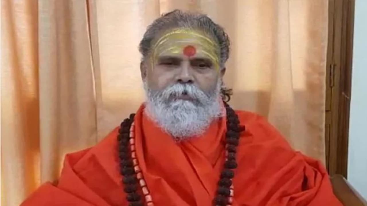 अखाड़ा परिषद के अध्यक्ष महंत नरेंद्र गिरि की मौत, फंदे से लटकता मिला शव..सुसाइड नोट में शिष्य का नाम