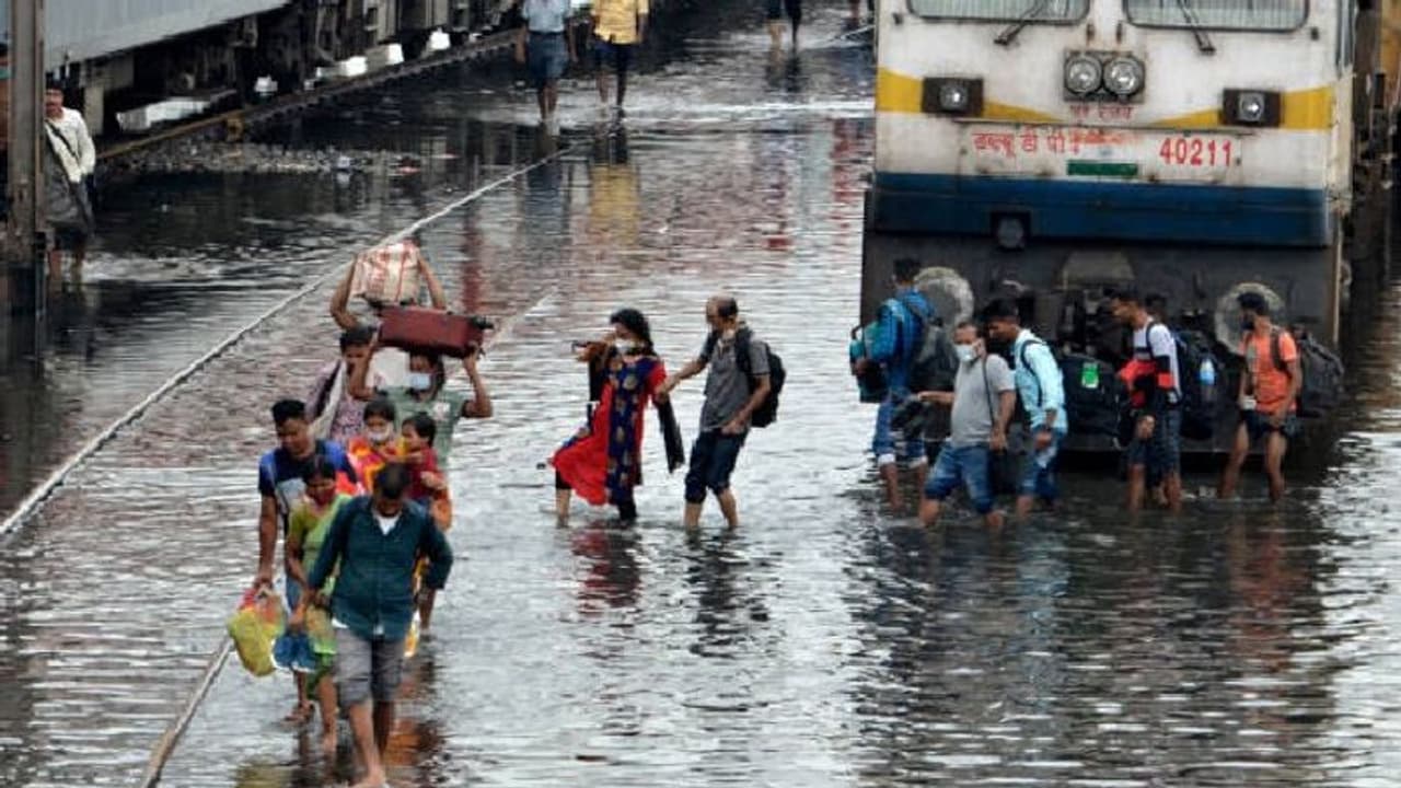 জলের তলায় লাইন, হাওড়া শিয়ালদা থেকে নয়া সময়ে ছাড়বে এইসব ট্রেন, দেখুন তালিকা জলের তলায় লাইন, হাওড়া শিয়ালদা থেকে নয়া সময়ে ছাড়বে এইসব ট্রেন, দেখুন তালিকা
