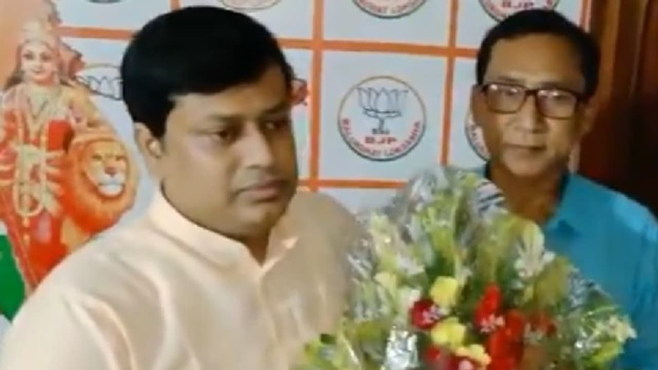 'লুঙ্গি পরে জলের মধ্যে ঘুরে বেড়াচ্ছেন, দেখে কষ্ট হয়', সৌগতকে কটাক্ষ সুকান্তর