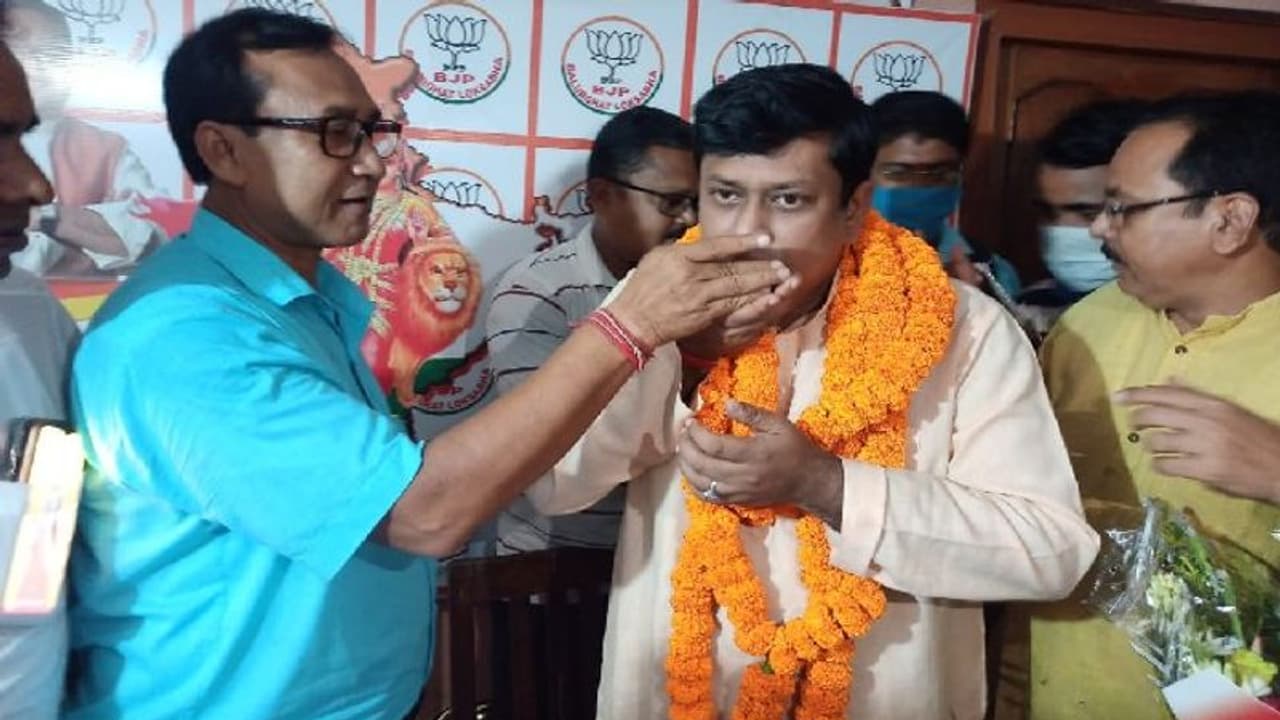 ফুলের মালা, মিষ্টিমুখ সম্বর্ধনায় ভাসলেন নতুন বিজেপি রাজ্য সভাপতি সুকান্ত মজুমদার